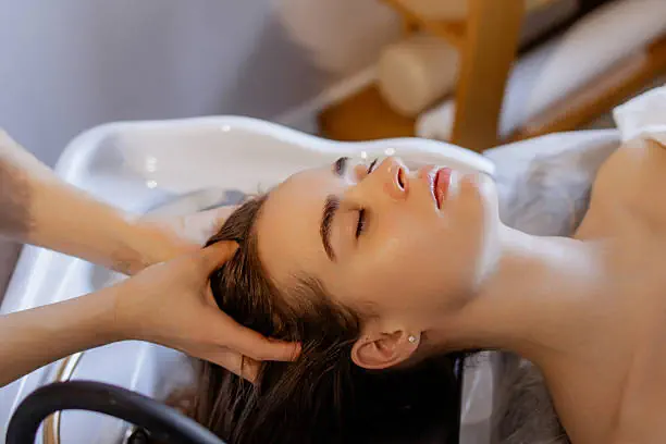 Rituel Évasion : modelage d'accueil du cuir chevelu